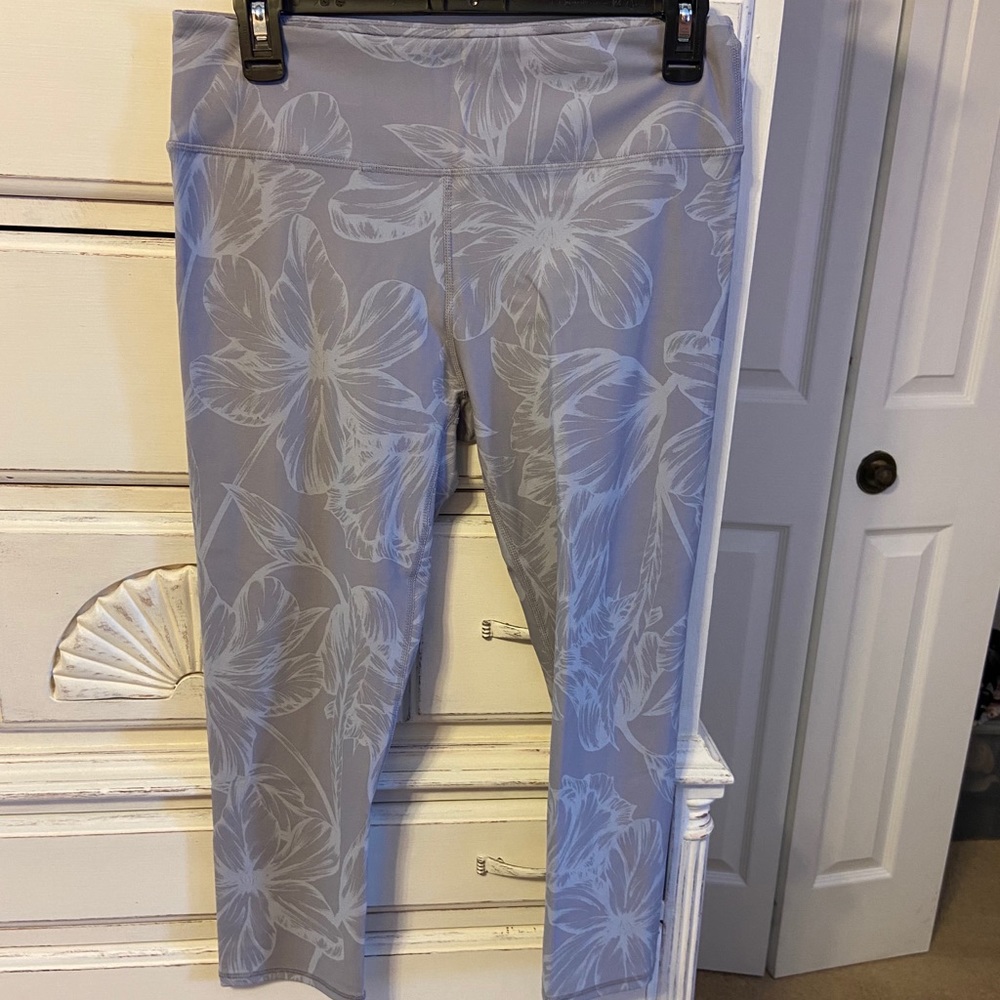 NWOT Fabletics cropped leggings